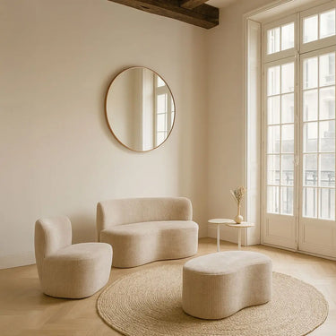 Poltrona in velluto a coste beige con struttura in legno, 65x71x68cm.