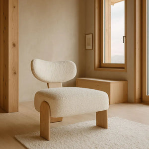 Poltrona HELLA in tessuto bouclé bianco con gambe in legno, 70x72x72cm