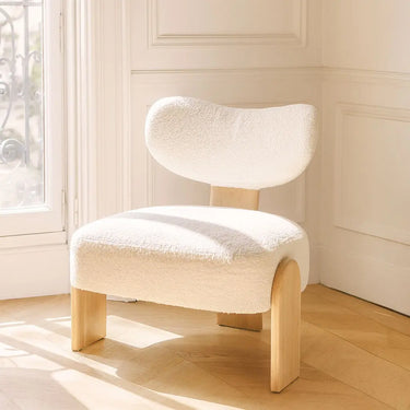 Poltrona HELLA in tessuto bouclé bianco con gambe in legno, 70x72x72cm