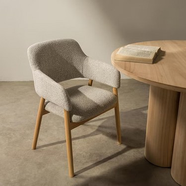 Sedia imbottita LORA, grigio chiaro, bouclé/rovere