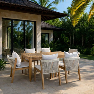 Set da giardino Fiji con tavolo rettangolare e 6 sedie in legno di acacia con cuscini bianchi.