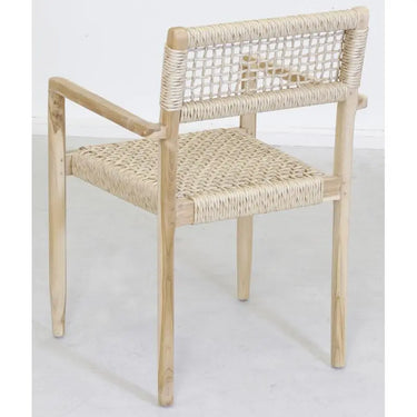 Poltrona in teak, seduta e schienale in rattan sintetico.
