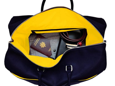 Modello Large - Borsa da viaggio LAKE VIEW. Iniziale - Navy - Piping giallo