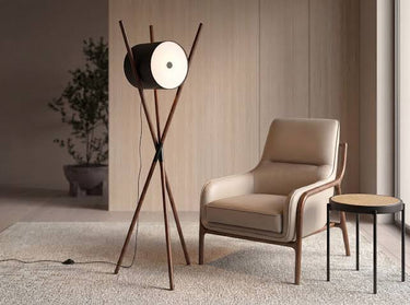 Lampada da terra in legno rivestita in similpelle nera e noce scuro