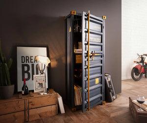 Mobile Bar Stile Container Industriale in Ferro – 74x40x176 cm – Con Porta Bottiglie, Bicchieri e Cassetti in Legno